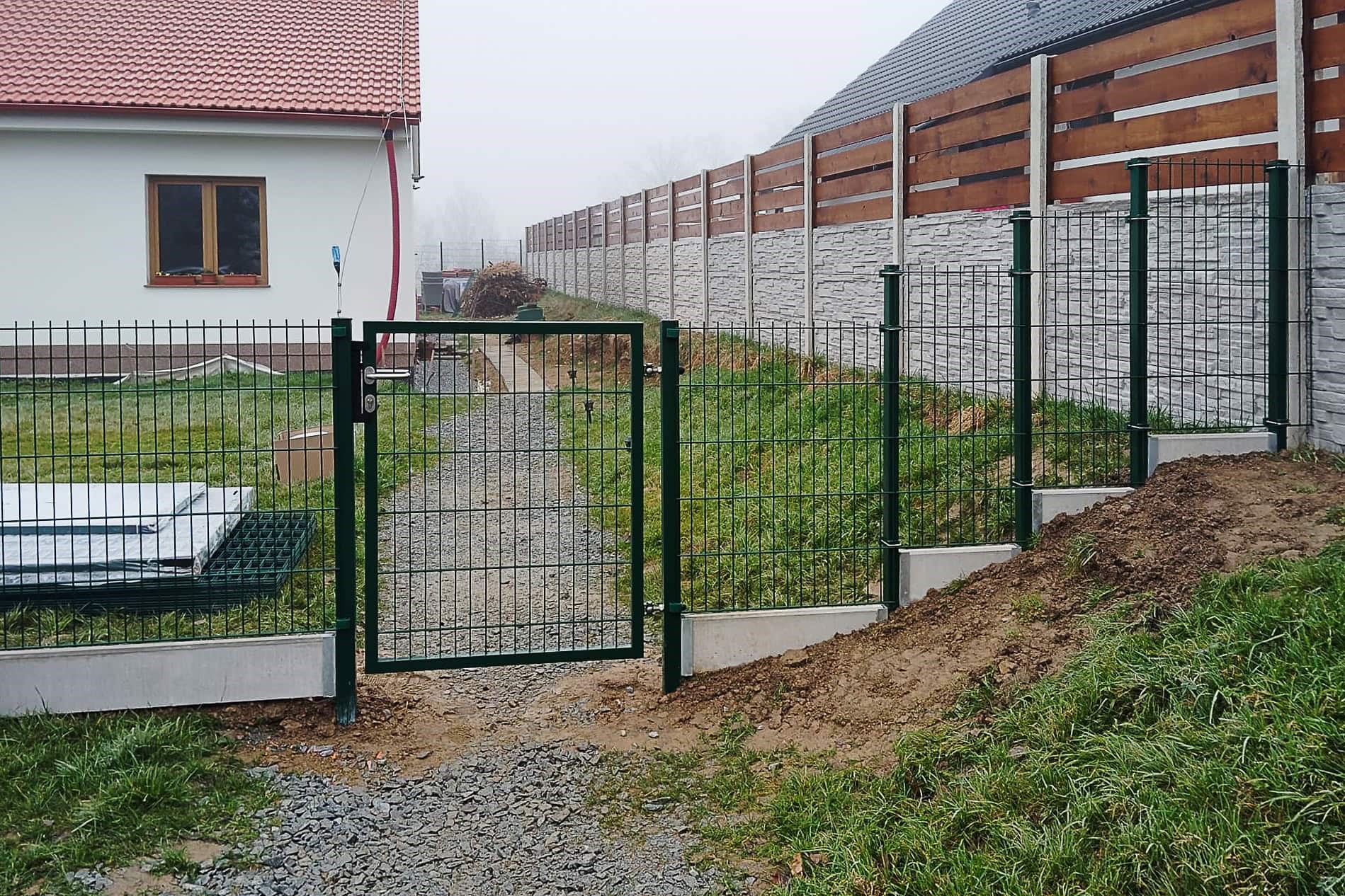 Plotový panel ve svahu – Ploty Dobrý